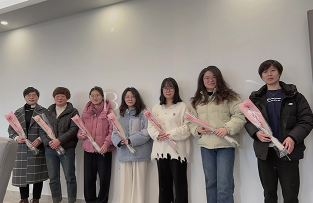 值此女神節(jié)之際，我司為每位女員工送上鮮花，衷心祝愿所有女性員工節(jié)日快樂，工作順利，生活美滿！-浙江鵬鳴游樂設(shè)備有限公司